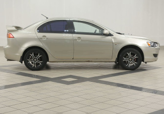 Подержанный автомобиль Mitsubishi Lancer Sedan 2008 года (5 фото)