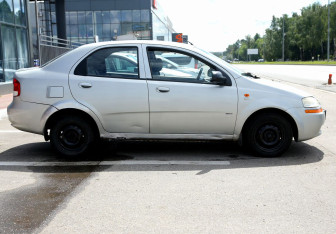 Подержанный автомобиль Chevrolet Aveo Sedan 2004 года (7 фото)