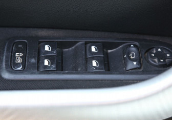 Подержанный автомобиль Peugeot 308 Hatchback 2009 года (18 фото)