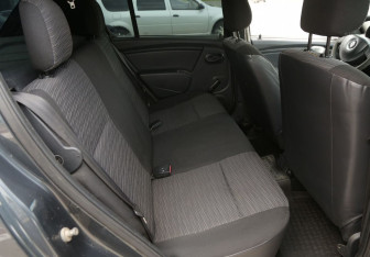 Подержанный автомобиль Renault Sandero 2010 года (11 фото)