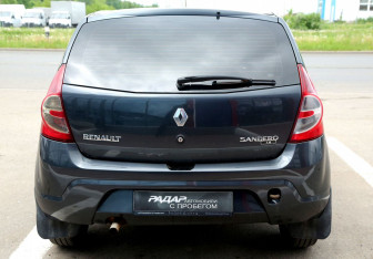 Подержанный автомобиль Renault Sandero 2010 года (4 фото)