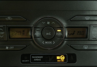 Подержанный автомобиль Toyota Auris Hatchback 2007 года (15 фото)
