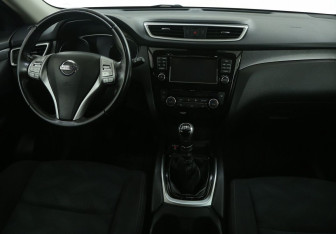 Подержанный автомобиль Nissan X-Trail 2015 года (12 фото)