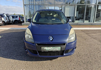 Подержанный автомобиль Renault Scenic 2009 года (2 фото)