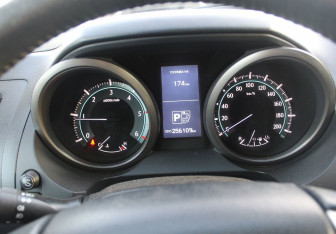 Подержанный автомобиль Toyota Land Cruiser Prado 2011 года (14 фото)