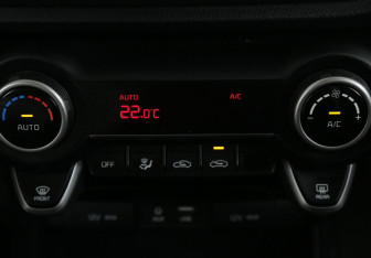 Подержанный автомобиль Kia Rio Sedan 2017 года (19 фото)