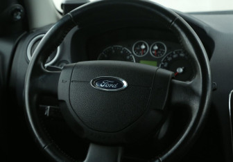 Подержанный автомобиль Ford Fusion 2006 года (16 фото)