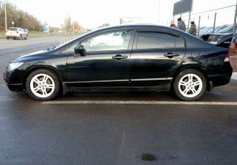 Подержанный автомобиль Honda Civic Sedan 2008 года (8 фото)