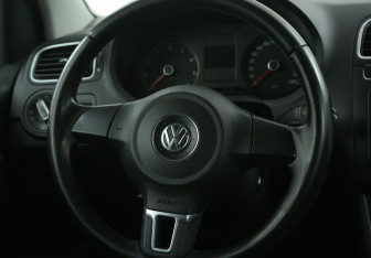 Подержанный автомобиль Volkswagen Polo Sedan 2013 года (18 фото)
