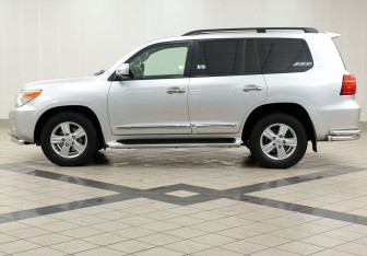 Подержанный автомобиль Toyota Land Cruiser Suv 2013 года (7 фото)