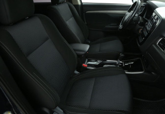 Подержанный автомобиль Mitsubishi Outlander 2017 года (10 фото)