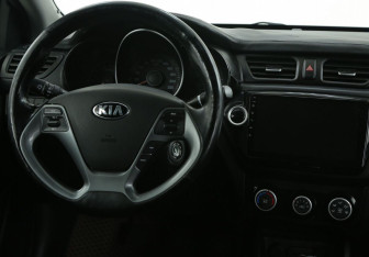 Подержанный автомобиль Kia Rio Sedan 2017 года (14 фото)