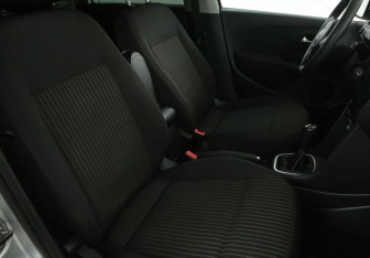 Подержанный автомобиль Volkswagen Polo Sedan 2012 года (10 фото)