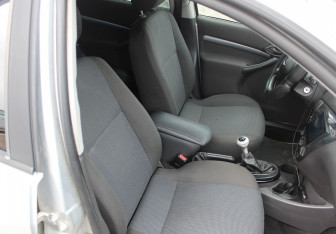 Подержанный автомобиль Ford Focus Sedan 2003 года (13 фото)