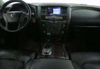 Подержанный автомобиль Nissan Patrol 2011 года (12 фото)