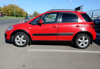 Подержанный автомобиль Suzuki SX4 Hatchback 2010 года (8 фото)