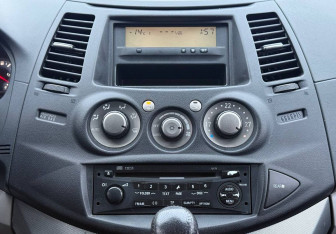 Подержанный автомобиль Mitsubishi Grandis 2006 года (14 фото)