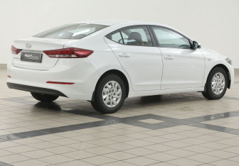 Подержанный автомобиль Hyundai Elantra Sedan 2016 года (4 фото)
