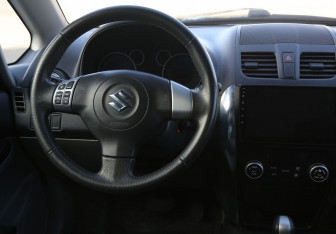 Подержанный автомобиль Suzuki SX4 Hatchback 2011 года (14 фото)