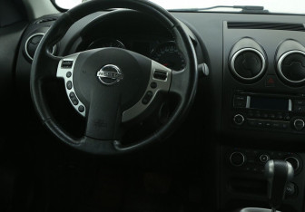 Подержанный автомобиль Nissan Qashqai 2011 года (14 фото)