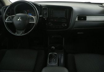 Подержанный автомобиль Mitsubishi Outlander 2015 года (12 фото)