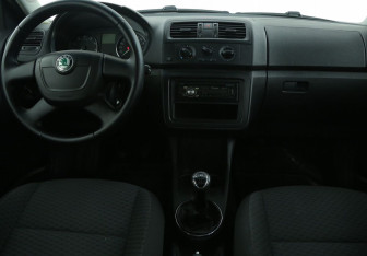 Подержанный автомобиль Skoda Fabia Hatchback 2011 года (12 фото)