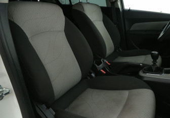 Подержанный автомобиль Chevrolet Cruze Sedan 2012 года (10 фото)