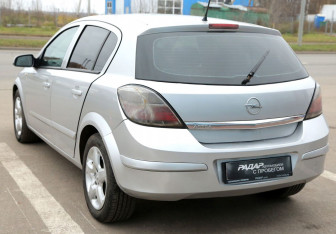 Подержанный автомобиль Opel Astra Hatchback 2007 года (4 фото)