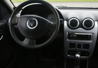 Подержанный автомобиль Renault Sandero 2011 года (14 фото)