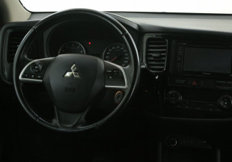 Подержанный автомобиль Mitsubishi Outlander 2015 года (14 фото)