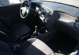 Подержанный автомобиль Kia Rio Sedan 2010 года (9 фото)