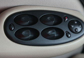 Подержанный автомобиль Rover 75 Sedan 2000 года (18 фото)