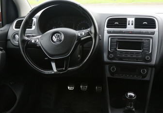 Подержанный автомобиль Volkswagen Polo Sedan 2016 года (14 фото)