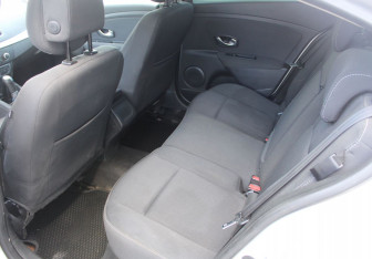 Подержанный автомобиль Renault Fluence 2011 года (12 фото)
