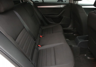 Подержанный автомобиль Skoda Octavia Liftback 2017 года (11 фото)