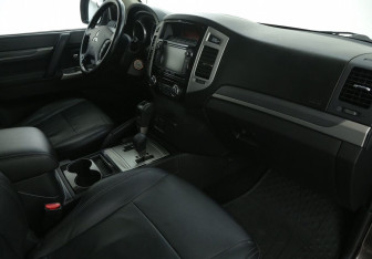 Подержанный автомобиль Mitsubishi Pajero 2014 года (9 фото)