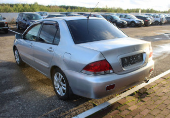 Подержанный автомобиль Mitsubishi Lancer Sedan 2005 года (5 фото)