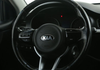 Подержанный автомобиль Kia Rio Sedan 2017 года (16 фото)
