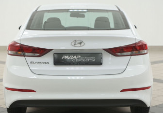 Подержанный автомобиль Hyundai Elantra Sedan 2016 года (3 фото)