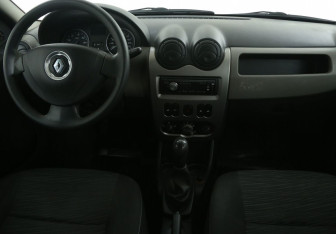 Подержанный автомобиль Renault Logan Sedan 2011 года (12 фото)