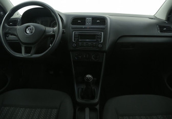 Подержанный автомобиль Volkswagen Polo Sedan 2015 года (12 фото)