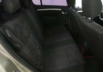Подержанный автомобиль Renault Sandero 2011 года (11 фото)