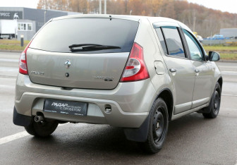 Подержанный автомобиль Renault Sandero 2010 года (6 фото)