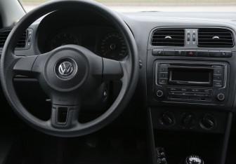 Подержанный автомобиль Volkswagen Polo Sedan 2013 года (14 фото)