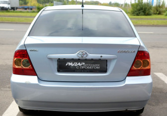 Подержанный автомобиль Toyota Corolla Sedan 2004 года (5 фото)