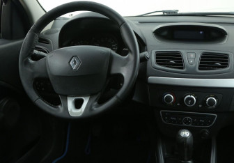 Подержанный автомобиль Renault Fluence 2012 года (14 фото)