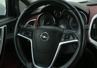 Подержанный автомобиль Opel Astra Hatchback 2012 года (16 фото)