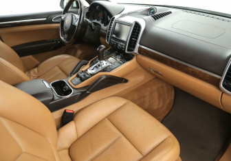 Подержанный автомобиль Porsche Cayenne 2011 года (9 фото)