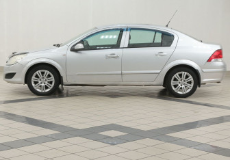 Подержанный автомобиль Opel Astra Sedan 2008 года (7 фото)