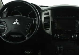 Подержанный автомобиль Mitsubishi Pajero 2014 года (14 фото)